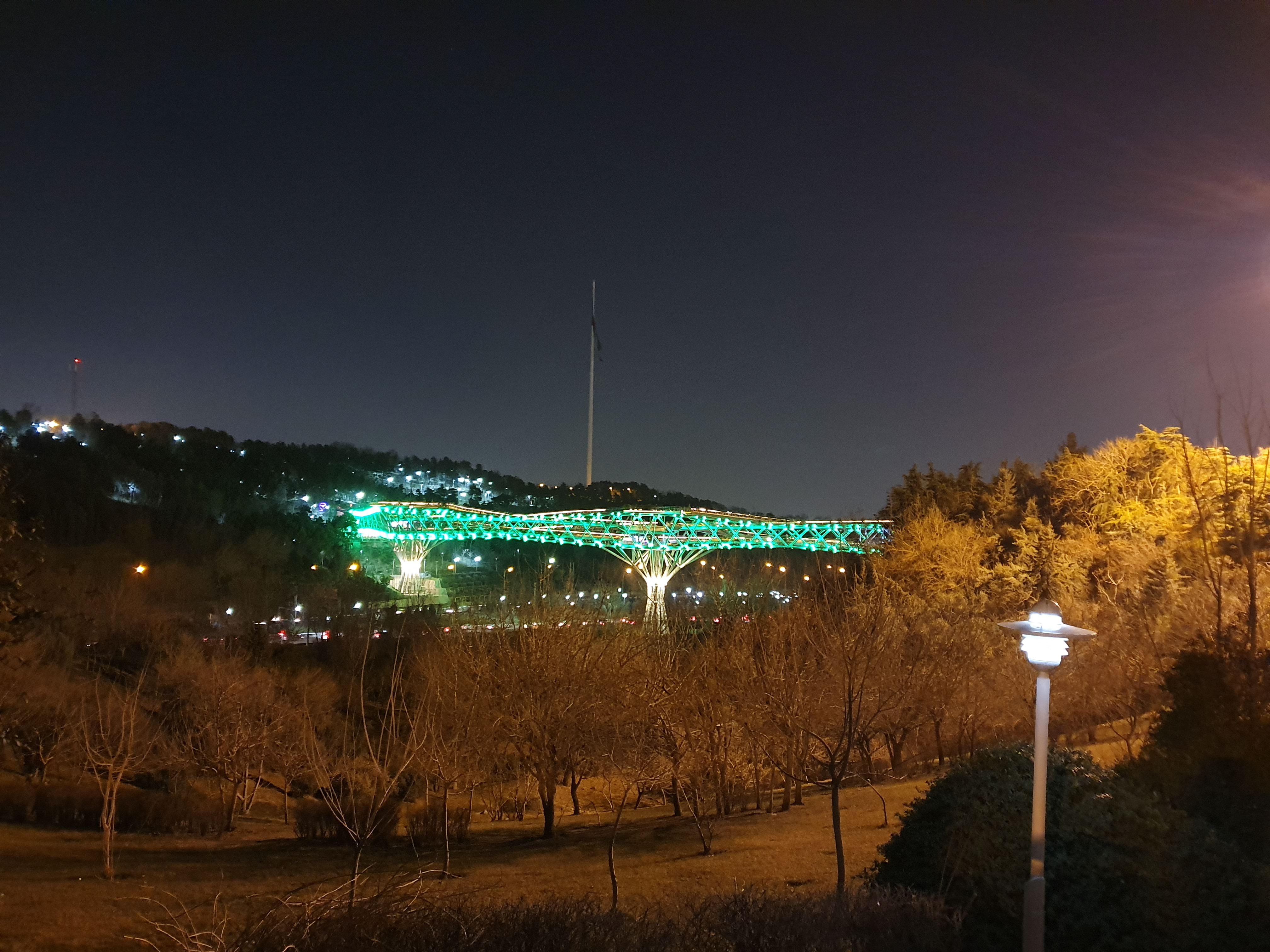 نمونه‌عکس عادی گلکسی اس ۱۰ پلاس در طول شب