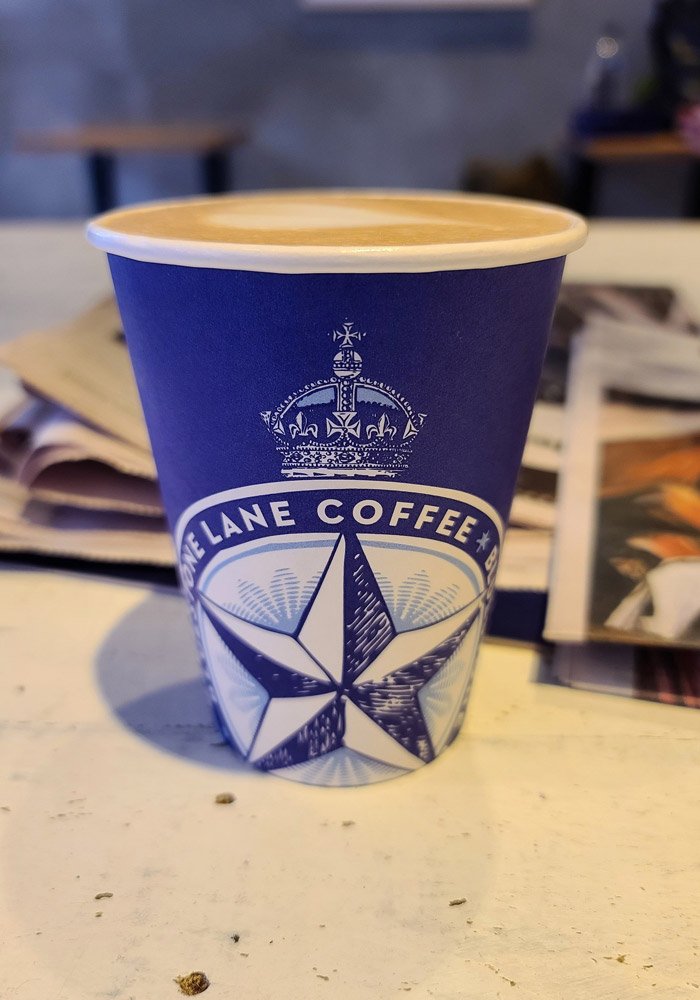 عکس فنجان قهوه کاغذی آبی با شکل ستاره توسط گوشی گلکسی S20 ultra