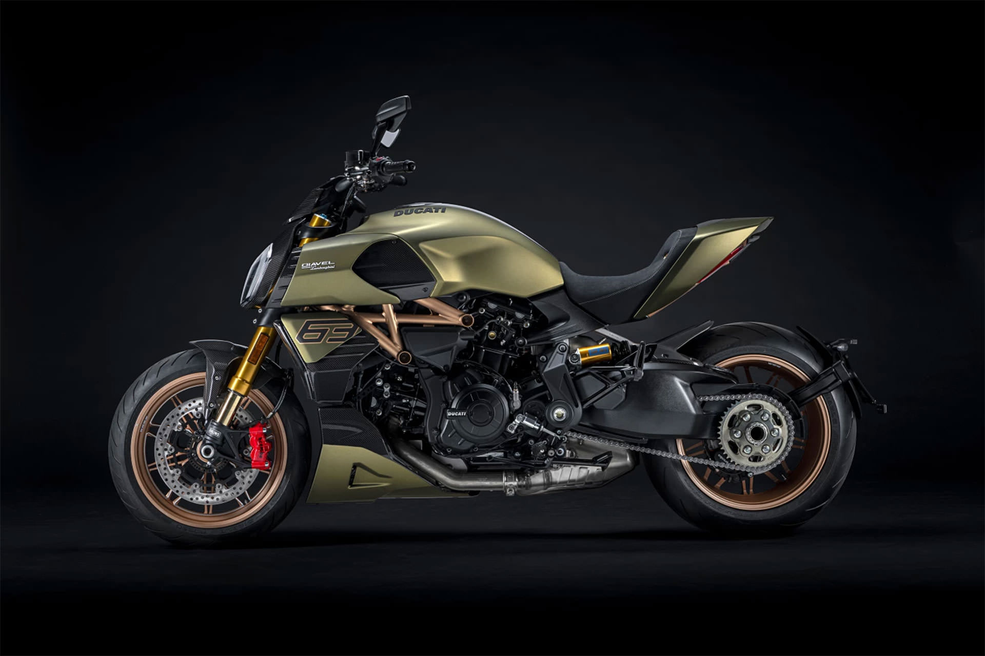 نمای جانبی موتورسیکلت دوکاتی دیاول 1260 لامبورگینی / Ducati Diavel 1260 Lamborghini motorcycle سبز رنگ