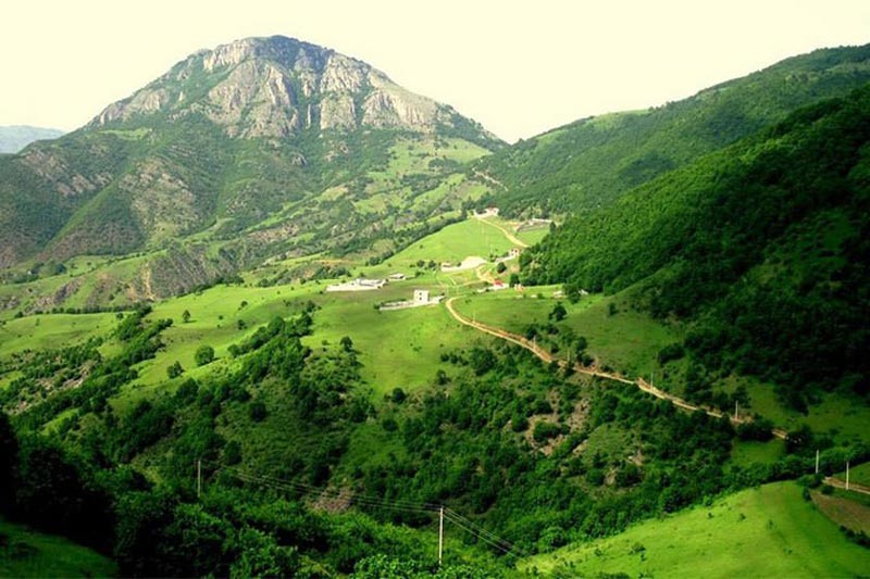 درختان و مراتع جنگل ارسباران زیر کوهستان از نمای بالا