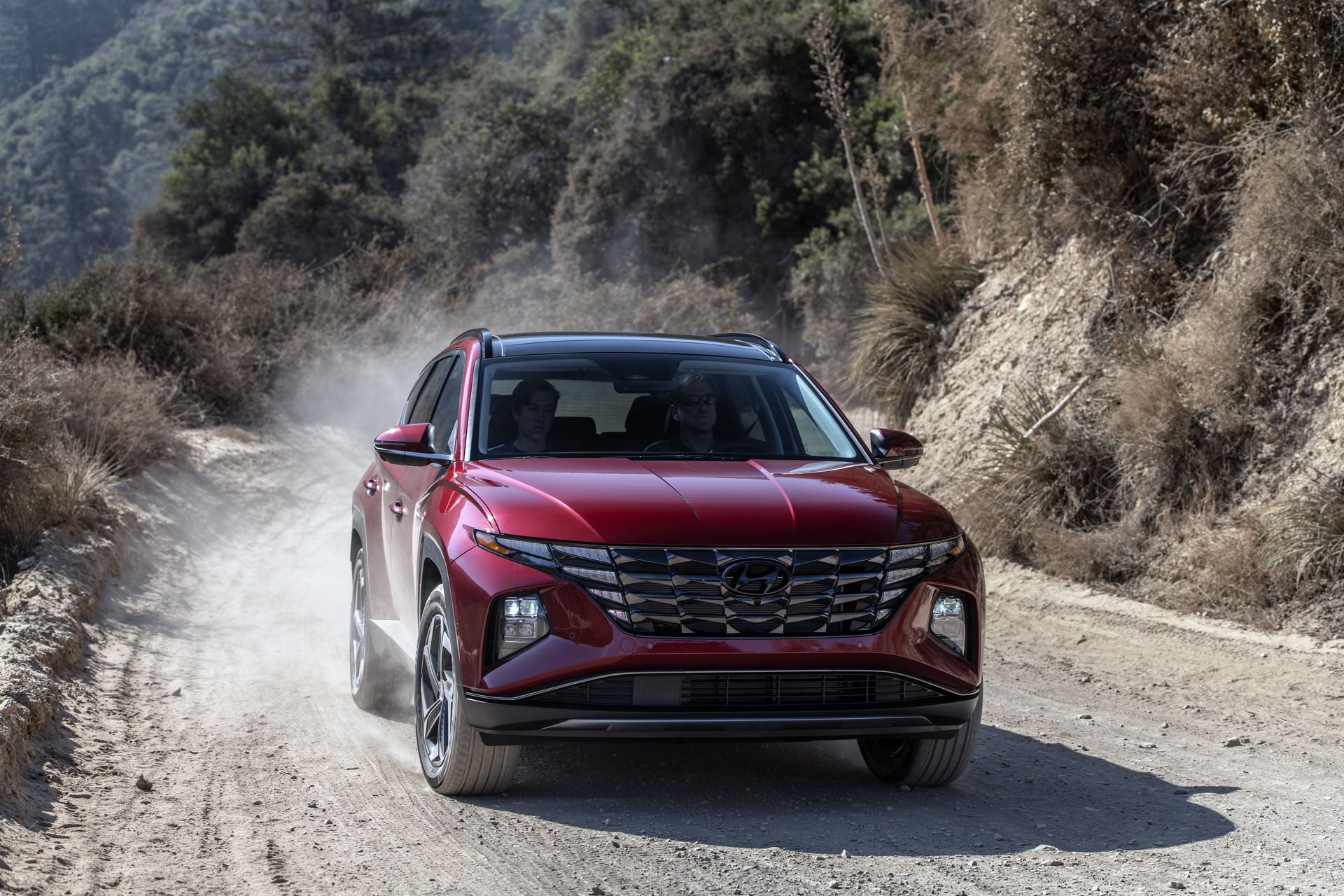 هیوندای توسان / Hyundai Tucson قرمز رنگ در جاده کوهستانی