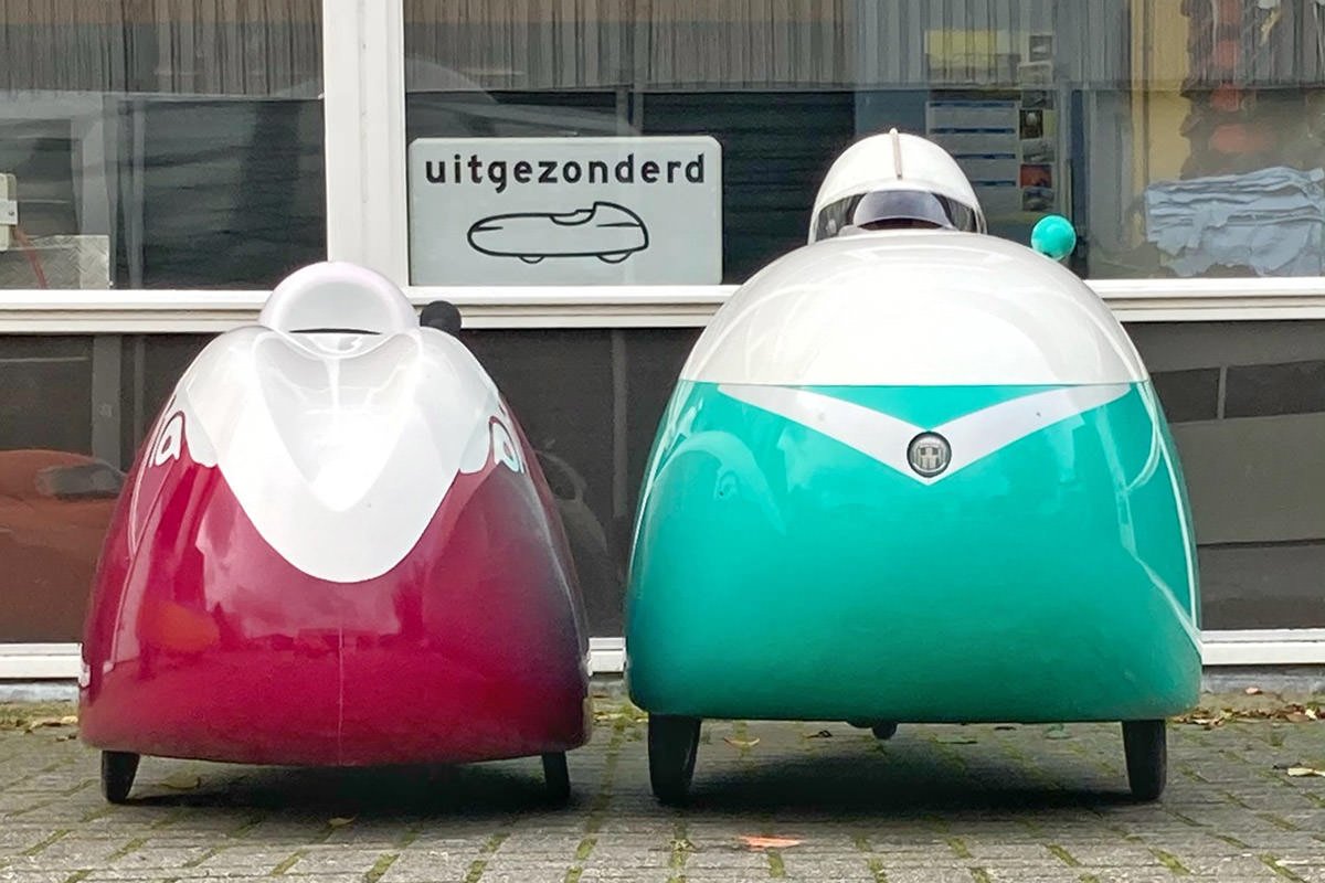 سه چرخه یا ولوموبایل اسنوک / Snoek Velomobile در کنار ساختمان