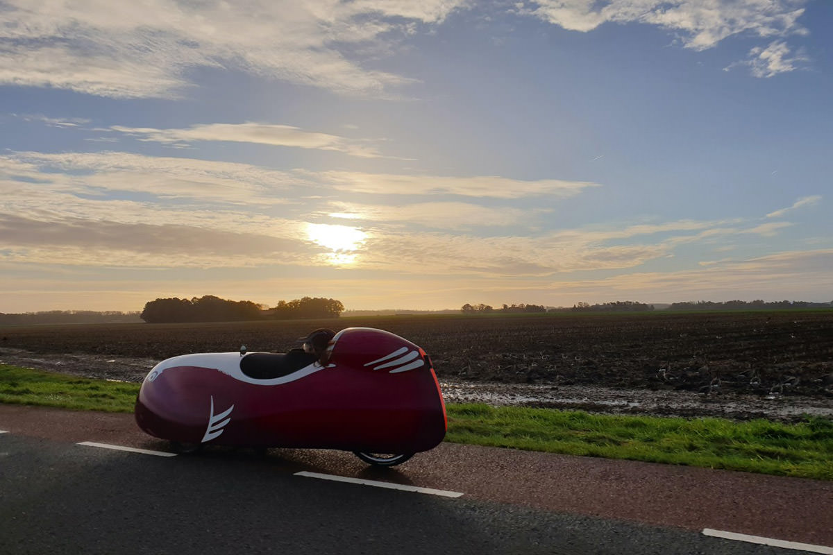 سه چرخه یا ولوموبایل اسنوک / Snoek Velomobile با منظره خورشید