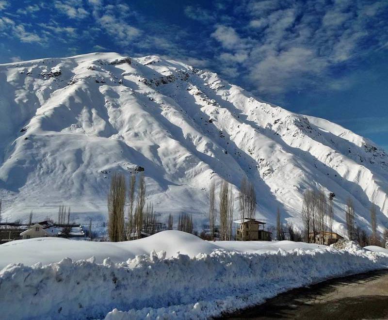 گرمابدر پوشيده از برف در يک روز آفتابي