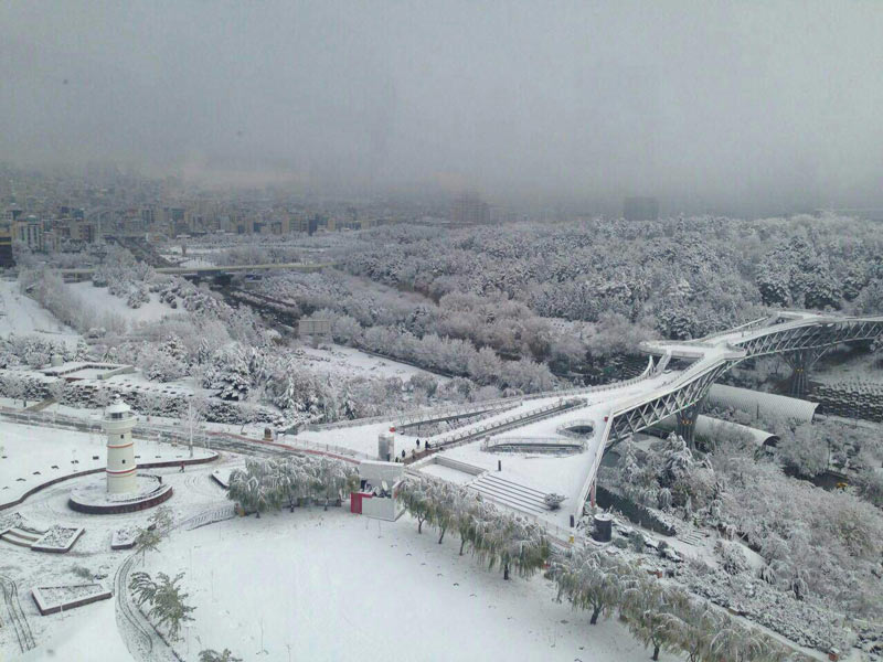 تصويري از نماي بالاي پارک آب و آتش و پل طبيعت پوشيده از برف