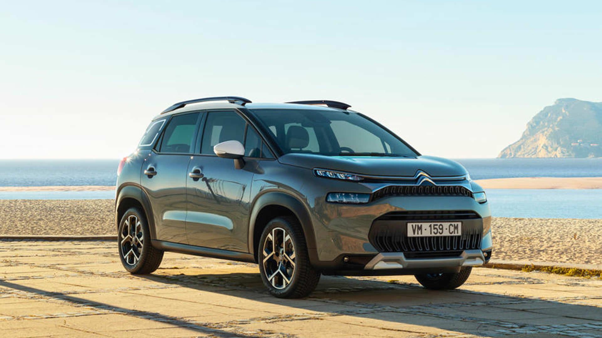 نمای اصلی کراس اور سیتروئن سی 3 ایرکراس / Citroen C3 Aircross در کنار دریا