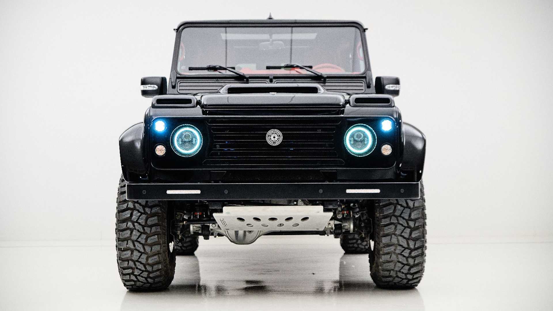 نمای جلو شاسی بلند لندرور دیفندر / Land Rover Defender با تیونینگ آرس دیزاین / Ares Design