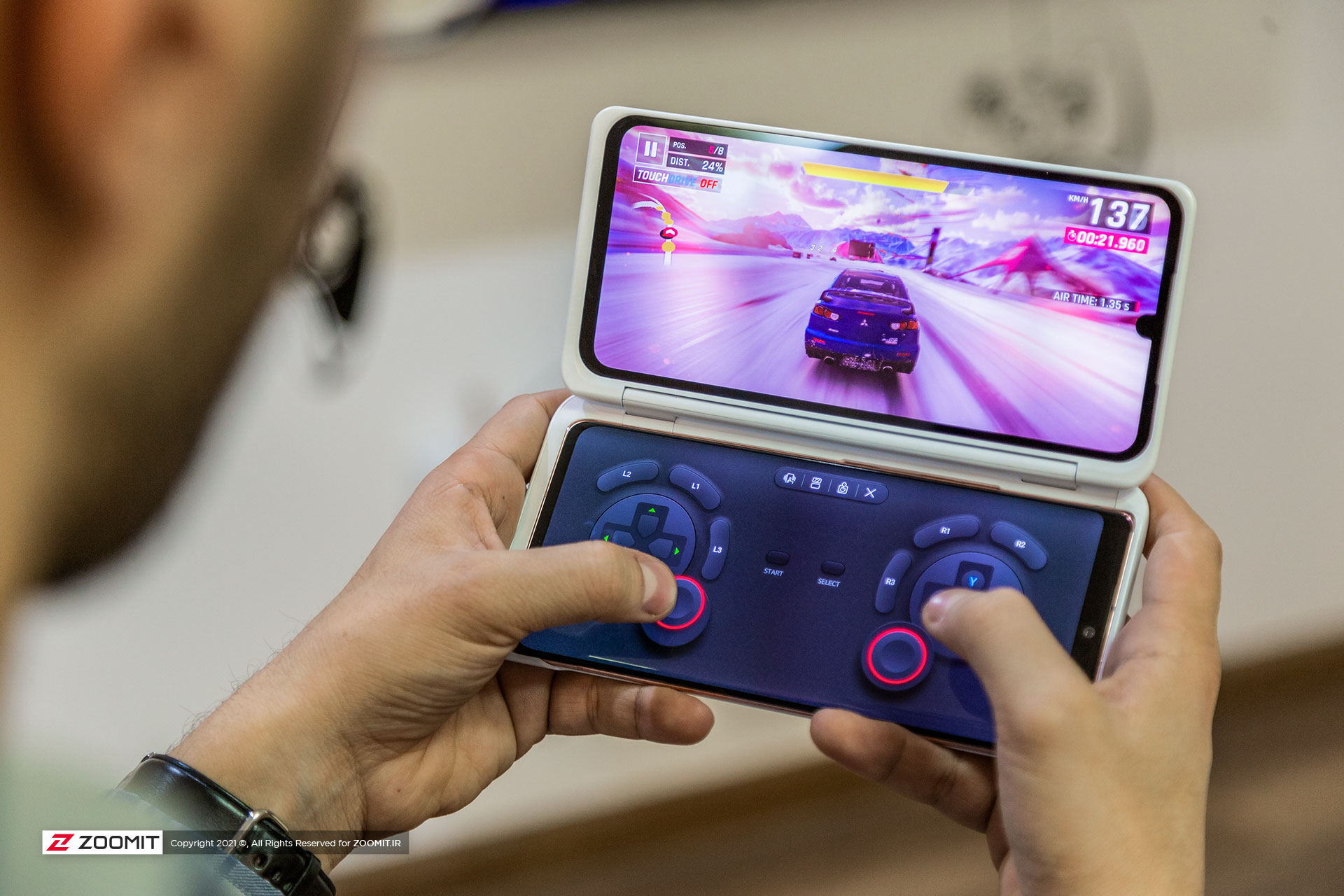 کاربر در حال بازی Asphalt 9 با نمایشگر دوم قاب Dual Screen در گوشی الجی ولوت