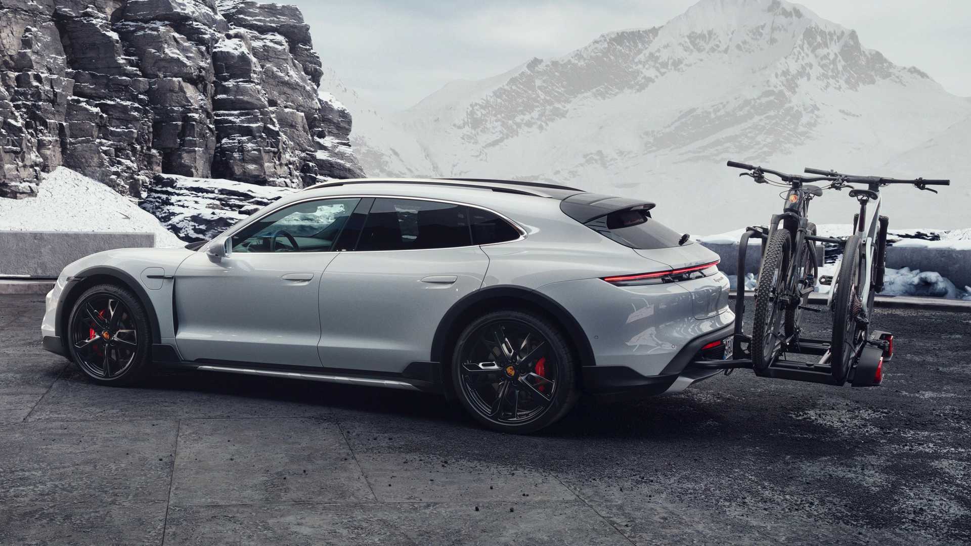 Porsche Taycan Cross Turismo پورشه تایکان کراس توریزمو نمای پشتپشت