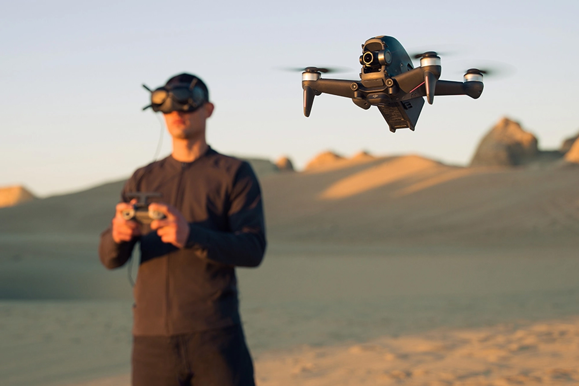 یک مرد با عینک مخصوص درحالت پرواز پهپاد اول شخص DJI FPV